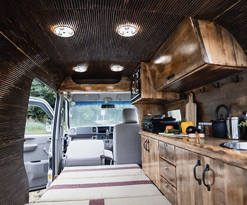 キャンピングカー内部